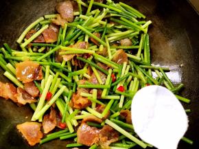 调入少许盐，炒匀即可