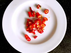 小米椒洗净，切碎备用