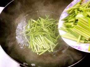 再烧开水，放入蒜苔汆烫一下