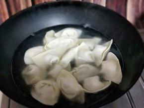 锅中加入清水，烧开后下馄饨，煮熟即可。