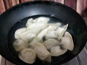 锅中加入清水，烧开后下馄饨，煮熟即可。