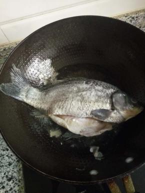 放入鱼慢火煎