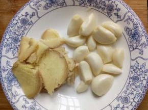 准备姜和蒜片