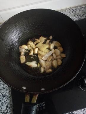 锅底留油放入花椒蒜姜炒香