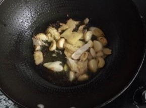 锅底留油放入花椒蒜姜炒香