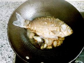 放入煎好的鱼