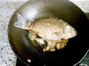 放入煎好的鱼