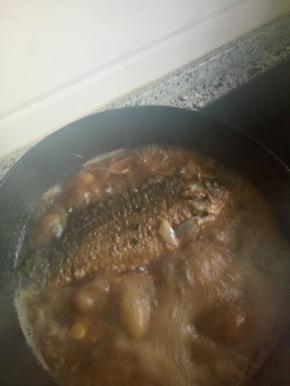 放入足量的水，加入糖盐生抽老抽料酒香醋大火烧开