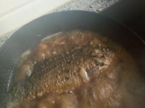 放入足量的水，加入糖盐生抽老抽料酒香醋大火烧开