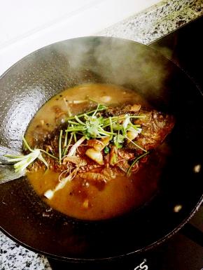 汤汁浓稠时加入香菜提鲜