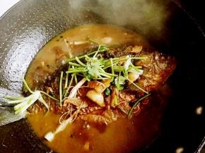 汤汁浓稠时加入香菜提鲜