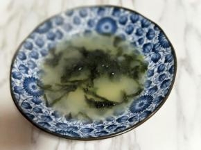 将熬好的骨头汤放入器具中，加入紫菜。