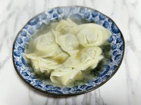 将煮好的馄饨放入调味好的汤中即可。