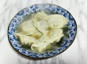 将煮好的馄饨放入调味好的汤中即可。