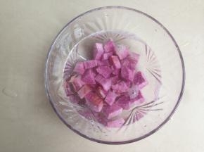 紫淮山去皮，切小块，先放进水中浸泡