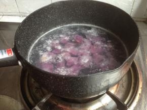 锅里的400克清水烧开后，将紫淮山从水中捞起放入，煮熟