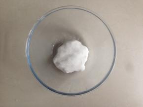 倒入温水，和至柔软的面团