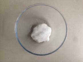 倒入温水，和至柔软的面团