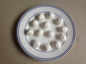 分成若干小份，搓成圆形，大概有13粒小汤圆