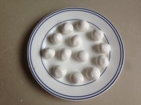 分成若干小份，搓成圆形，大概有13粒小汤圆