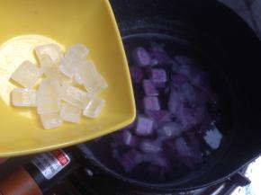 紫淮山煮熟后加入冰糖，继续煮至冰糖融化