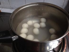 另一个煮锅里的水烧开后，放入汤圆，煮至汤圆浮起3分钟即可将汤圆捞起放入紫淮山糖水里