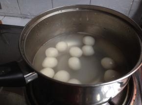 另一个煮锅里的水烧开后，放入汤圆，煮至汤圆浮起3分钟即可将汤圆捞起放入紫淮山糖水里