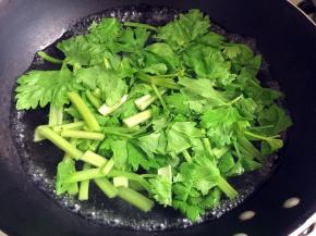 锅内烧开水，放入芹菜烫一分钟