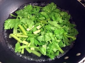 锅内烧开水，放入芹菜烫一分钟