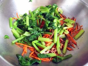 放入芹菜翻炒片刻