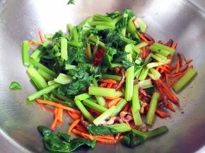 放入芹菜翻炒片刻