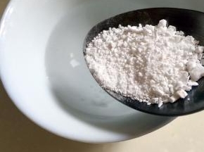 淀粉用水调匀
