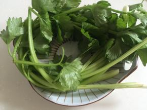 芹菜洗净