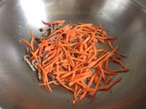 放入胡萝卜丝翻炒片刻