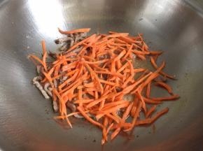 放入胡萝卜丝翻炒片刻
