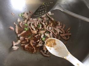 放入花椒粉翻炒两下