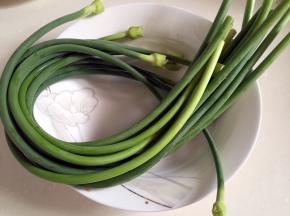 蒜苔洗净