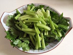 芹菜切段