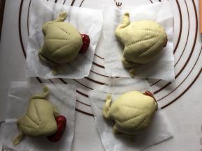 将红枣和碧根果放在青蛙嘴里（也可根据自己想吃的东西放）