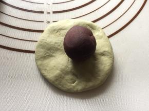 将抹茶面团擀成饺子皮，将豆沙馅包入面团中（不喜欢甜味可忽略此步骤）