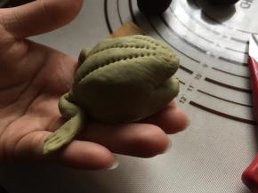 用剪刀剪出青蛙嘴