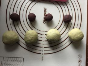 豆沙平均分出4份，每份18g，抹茶面团也平均分出4份