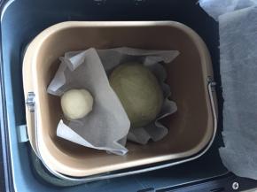 面团揉至光滑面团分出20g，其余面团加入抹茶粉揉搓拌匀