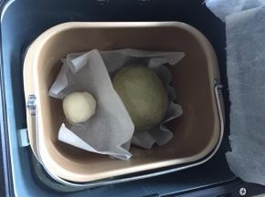 面团揉至光滑面团分出20g，其余面团加入抹茶粉揉搓拌匀