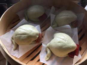 也可以用白色面团和竹炭粉混合搓出青蛙的眼睛轻按在青蛙上，或者用眼睛装饰糖轻放在青蛙上。面团静置松弛20分钟，锅中烧热放上蒸煮20分钟即可