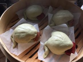 也可以用白色面团和竹炭粉混合搓出青蛙的眼睛轻按在青蛙上，或者用眼睛装饰糖轻放在青蛙上。面团静置松弛20分钟，锅中烧热放上蒸煮20分钟即可