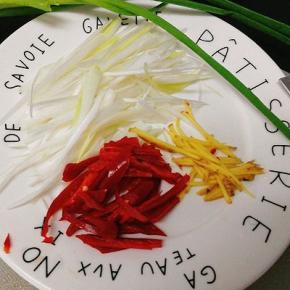 准备好红椒，姜丝，大葱丝，葱