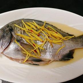 先倒料酒至鱼的全身，姜丝铺在鱼身上，腌制5分钟左右