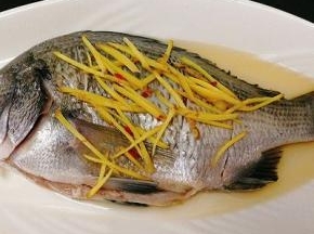 先倒料酒至鱼的全身，姜丝铺在鱼身上，腌制5分钟左右