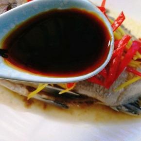 取一勺蒸鱼豉油淋在鱼身上